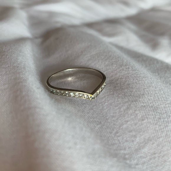 Size 8 V-shaped sterling silver ring - Picture 1 of 5